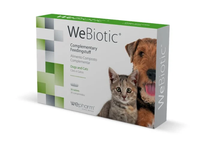 WeBiotic פרוביוטיקה לכלבים וחתולים על אריזה בצבע ירוק ולבן עם כלב וחתלת בצדו, דגש על שם המותג WeBiotic והאריזה המעוצבת